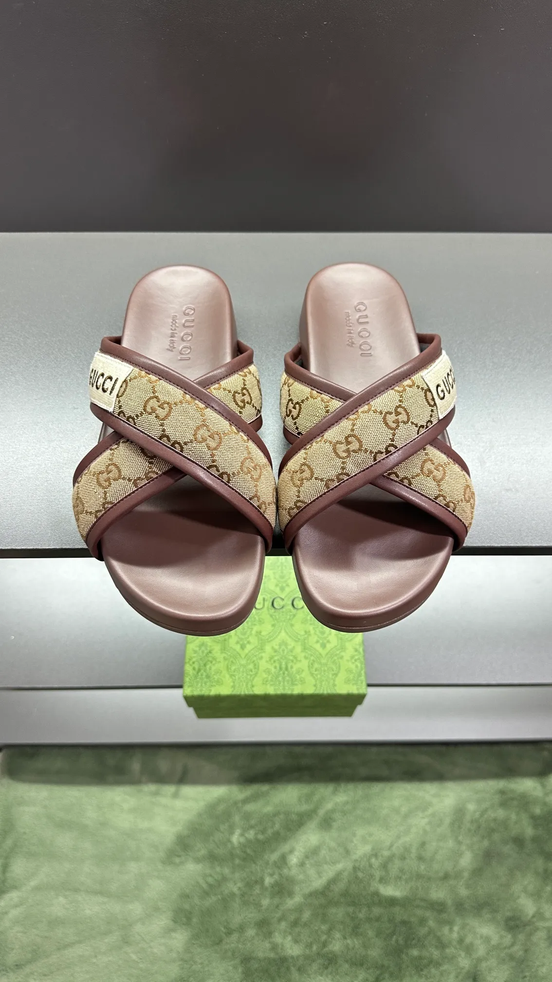 [G Family Couple Style] P: 300💰Female size 36~40 Men's size 39~45, (46. Custom-made Unisex GG slippers This slipper is made of GG polyester fiber and is decorated with a Gucci label on the front, adding a striking logo feel to the style. Beige GG recycled polyester fiber Unisex leather trim "Gucci Made in Italy" embroidered label Rubber sole Flat Made in Italy